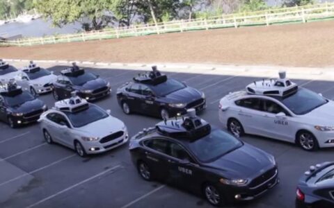 Uber präsentierte im Herbst 2016 eine Kolonne seiner autonomous cars in der Stadt Pittsburgh im US-Bundesstaat Pennsylvania. (Bild: YouTube-Screenshot eines TechCrunch-Videos).