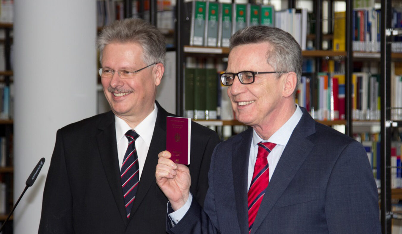 Der Bundesminister des Innern, Dr. Thomas de Maizière, und der Geschäftsführer der Bundesdruckerei, Ulrich Hamann, präsentierten in Berlin die neue Reisepassgeneration, die ab 1. März 2017 gedruckt wird.