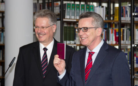 Der Bundesminister des Innern, Dr. Thomas de Maizière, und der Geschäftsführer der Bundesdruckerei, Ulrich Hamann, präsentierten in Berlin die neue Reisepassgeneration, die ab 1. März 2017 gedruckt wird.