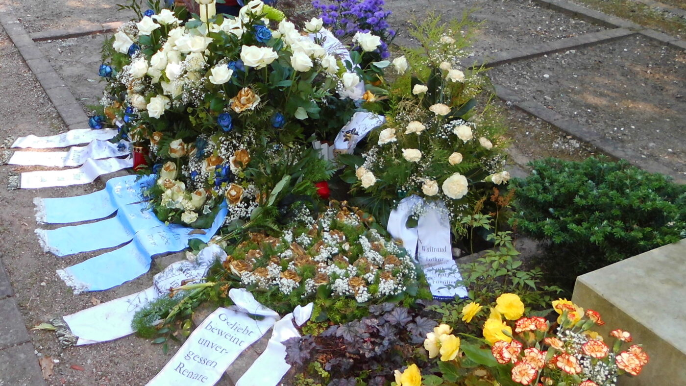Das Grab von Thomas Wagner am Tag seiner Beerdigung in Dessau. Rip-Deal-Gangster hatten ihn nach Venedig gelockt. Auf dem Rückflug stürzte ein von den Rip-Deal-Gangstern für Thomas Wagner gechartertes Privatflugzeug unter dubiosen Umständen ab.