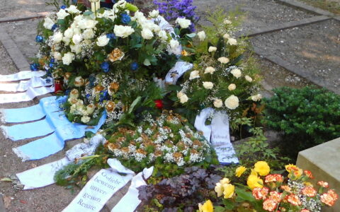 Das Grab von Thomas Wagner am Tag seiner Beerdigung in Dessau. Rip-Deal-Gangster hatten ihn nach Venedig gelockt. Auf dem Rückflug stürzte ein von den Rip-Deal-Gangstern für Thomas Wagner gechartertes Privatflugzeug unter dubiosen Umständen ab.