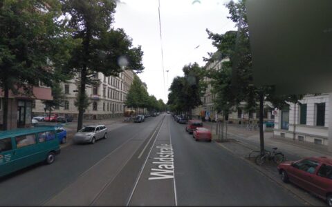 Die Waldstraßen in Leipzig könnte eine schöne Wohnstraße sein: Wenn nicht Tag und Nacht der irre Lärm durch Autos und die im wenige Minuten-Takt fahrende Straßenbahn wäre. Auch Nachts hört der Lärmterror für die Anwohner nicht auf. (Bild: Google Streetview)
