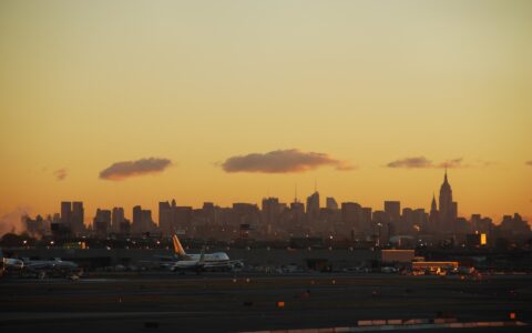 Puhh: Wer in die USA einreist, muss mit Passwort-Schikanen rechnen. Hier der Flughafen in New York City. (Bild: pixabay.com)