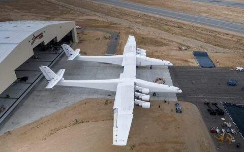 Das größte Flugzeug der Welt stellte nun Paul Allen vor. (Bild: Stratonew)