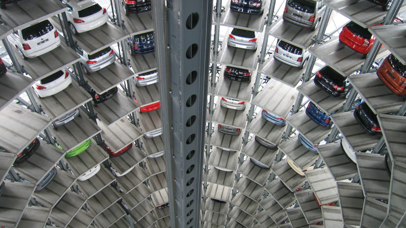 Die Autoindustrie: Alles verschlingener Moloch oder digitaler Fortschritt? (Bild: pixabay.com / Creative Common)