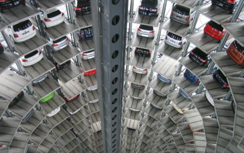 Die Autoindustrie: Alles verschlingener Moloch oder digitaler Fortschritt? (Bild: pixabay.com / Creative Common)