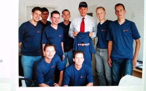Da war die Welt noch in Ordnung: Die Unister-Gründer mit Mitarbeitern vor 2009 mit dem damaligen Leipziger Oberbürgermeister Wolfgang Tiefensee (SPD). Links neben Tiefensee ist der junge Thomas Wagner (verstorben). Rechts daneben Unister-Co-Gesellschafter Daniel Kirchhof. Vorne kniend sind die Unister-Co-Gründer Oliver Schilling (links; verstorben) und sein Zwillingsbruder Christian Schilling. (Bild: Unister-Presse)