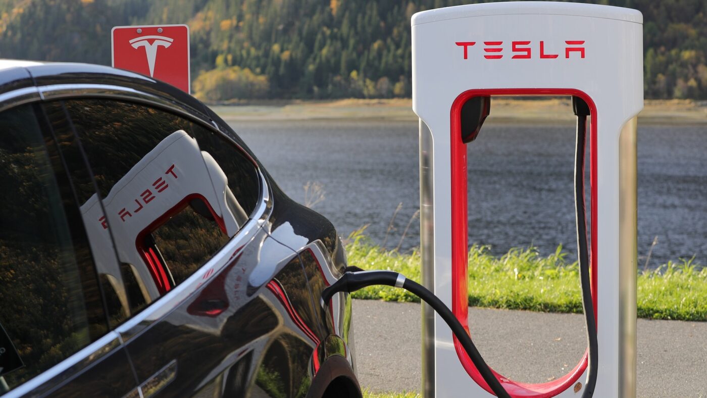 Tesla eröffnet Supercharger in Beelitz an der A9