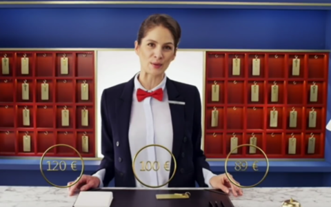 Sie ist der Stein des Anstoßes: die brünette Schauspielerin aus der Trivago-Werbung
