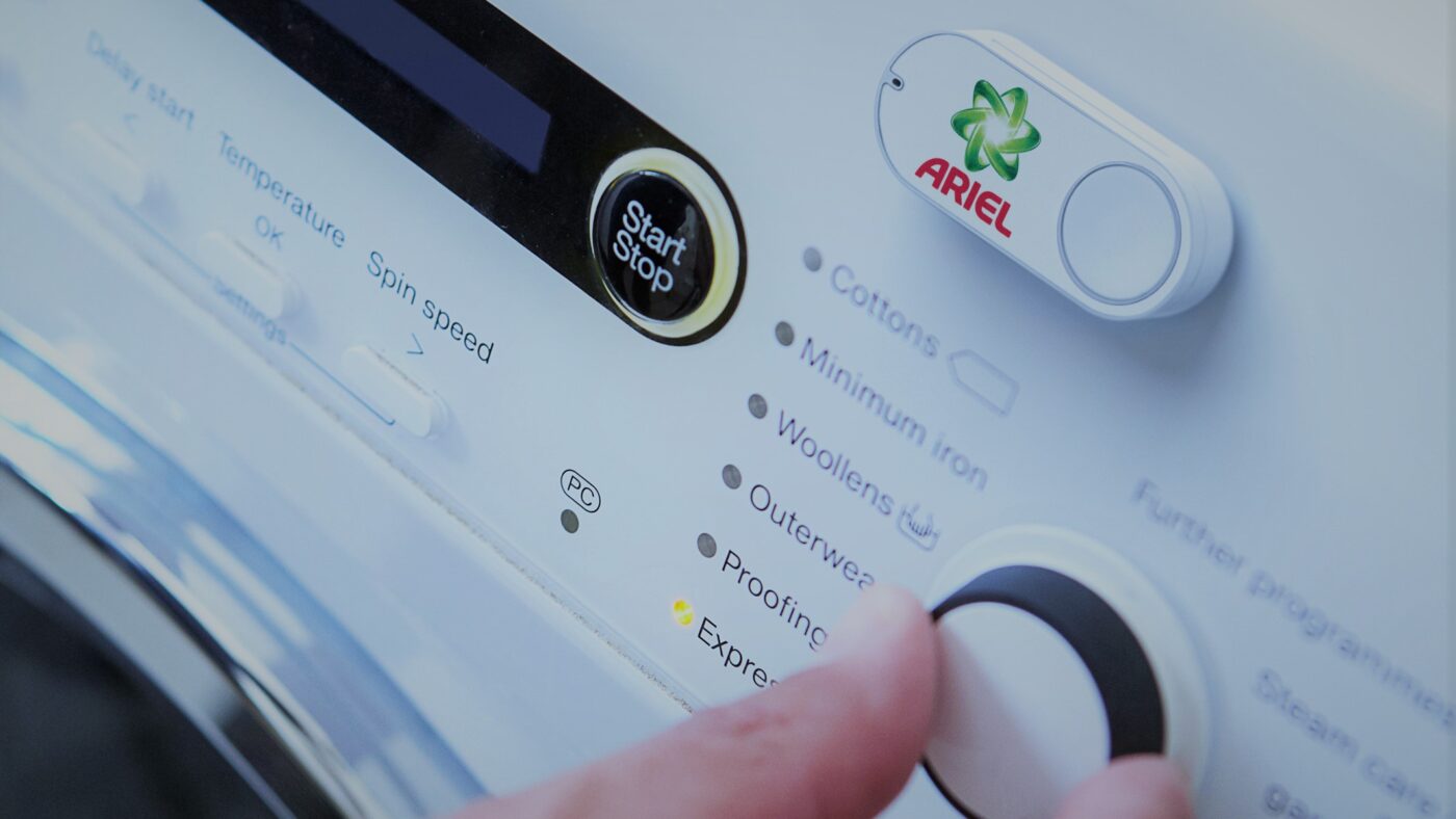 Die Verbraucherzentrale Nordrhein-Westfalen kritisiert die Amazon Dash Buttons. Mit dem Technik-Gimmick lässt sich beispielsweise Waschpulver auf Knopfdruck nachbestellen.