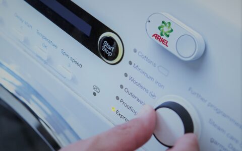 Die Verbraucherzentrale Nordrhein-Westfalen kritisiert die Amazon Dash Buttons. Mit dem Technik-Gimmick lässt sich beispielsweise Waschpulver auf Knopfdruck nachbestellen.