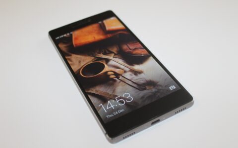 Das schicke Huawei P8.