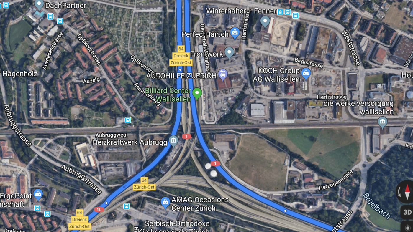 Einfahrschneise für Millionen Autofahrer mitten in Zürich: Der 1L Autobahnzubringer Ost von rechts unten kommend, wo seit Jahren gebaut wird. Google erkennt das aber nicht und leitet nach oben rechts Richtung Flughafen komplett falsch. Links unten geht es aber auf der 1L weiter in die City. Das von Google Maps sehr früh im Navi diktierte "Reihen Sie sich jetzt rechts ein" ist also komplett falsch. Wer in der Falle sitzt, kommt dann nicht mehr nach links und muss eine große Schleife drehen.