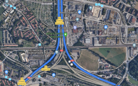 Einfahrschneise für Millionen Autofahrer mitten in Zürich: Der 1L Autobahnzubringer Ost von rechts unten kommend, wo seit Jahren gebaut wird. Google erkennt das aber nicht und leitet nach oben rechts Richtung Flughafen komplett falsch. Links unten geht es aber auf der 1L weiter in die City. Das von Google Maps sehr früh im Navi diktierte "Reihen Sie sich jetzt rechts ein" ist also komplett falsch. Wer in der Falle sitzt, kommt dann nicht mehr nach links und muss eine große Schleife drehen.