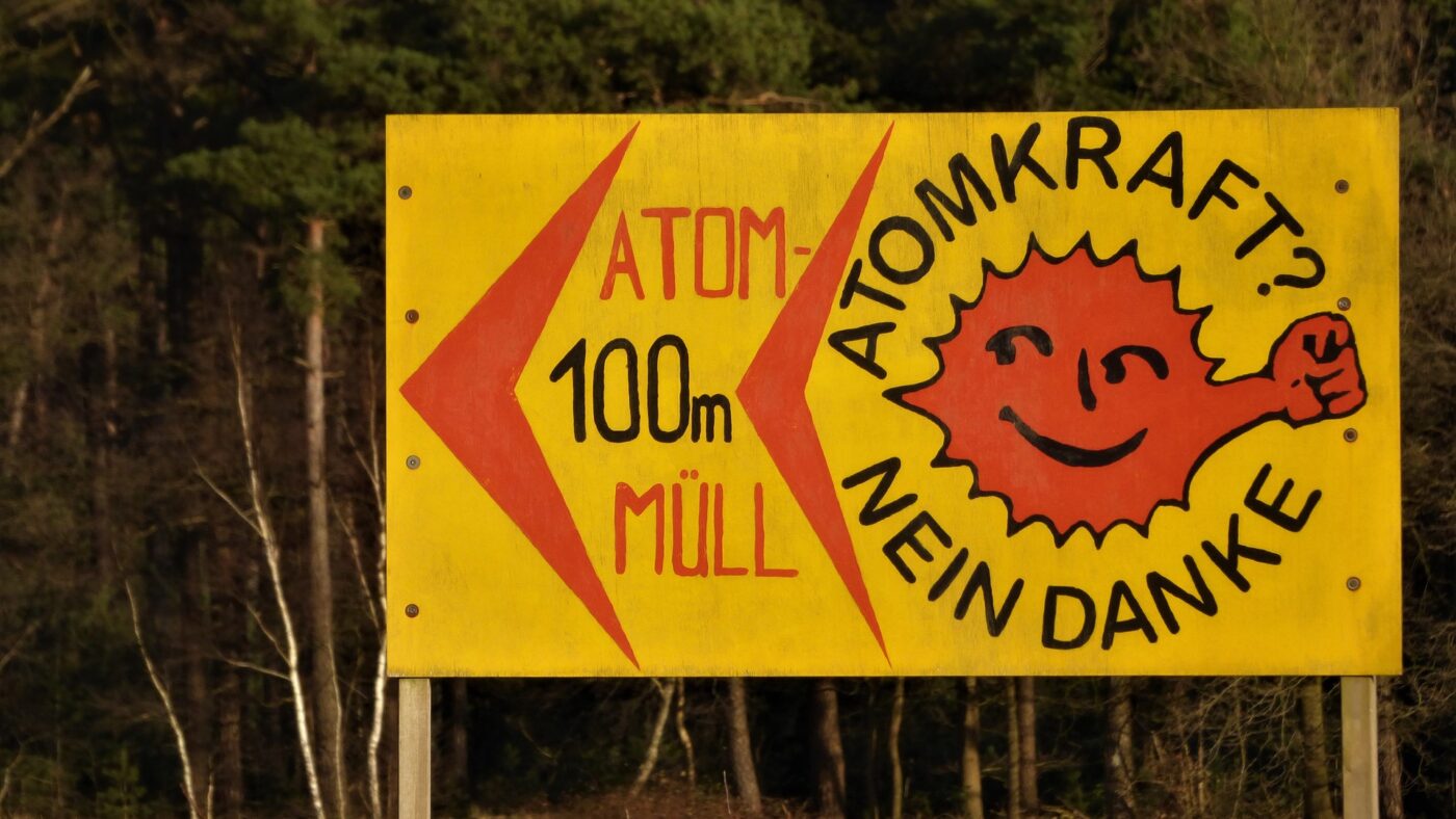 An der Ostsee nahe der Stadt Greifswald, im Seebad Lubmin, steht das größte Atommüll-Lager Europas.