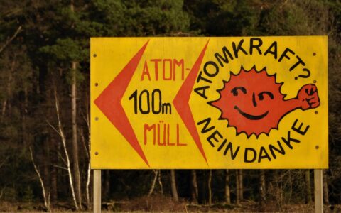 An der Ostsee nahe der Stadt Greifswald, im Seebad Lubmin, steht das größte Atommüll-Lager Europas.