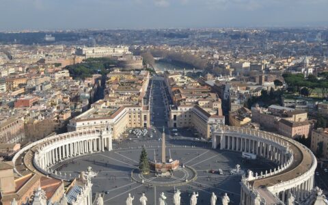 Schon einmal hatte Italien Schuld an der Ausbreitung einer schlimmen Krankheit: An der Pest, die 1347 in Venedig losbrach und ganz Europa nach sich zog - mit 20 Millionen Toten. Damals hatten die Behörden eine falsche Entscheidung gefällt und hatten schwerkranke Menschen eines Schiffes an Land gehen lassen.