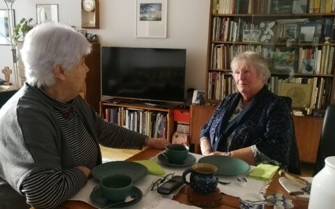 Doris, rechts, erzählt aus ihrer Schulzeit in Grötzingen und Nürtingen ab 1943 und bis in die 1950er Jahre hinein in Stuttgart am Mörike Gymnasium.