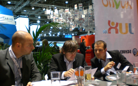 Unister-Gründer Thomas Wagner um 2008 auf der Dmexco-Messe. Links und rechts die langjährigen Unister-Führungskräfte Christian Uhlig (Marketing) und Christian Schmidt (Unister Media).