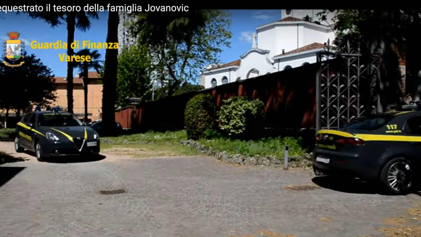 Megavilla in Busto Arsizio in der Lombardei von Rip Deal-Verbrecherkönig Jovanovic. Das Luxus-Anwesen ist 40 Autominuten von Mailand entfernt. Die Guardia di Finanza von Busto Arsizio filzte im Rahmen einer großen Razzia auf Antrag des Mailändischen Polizeipräsidiums 3 Villen und 2 Bauernhäuser, 9 Wohnungen, 2 Grundstücke und 5 Ställe und beschlagnahmte auch 1 Gemälde und 2 Luxusuhren. Im Rahmen der Razzia wurden auch 4 serbische Staatsbürger festgenommen, die in Italien wohnhaft oder ansässig sind. Der kriminellen Jovanovic-Vereinigung werden Straftaten im Rahmen von Rip Deals in Millionenhöhe vorgeworfen. Der Arm der kriminellen Jovanovic-Vereinigung reicht bis nach Deutschland, Kanada und Spanien.