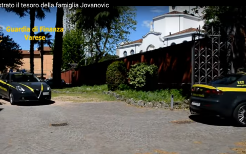 Megavilla in Busto Arsizio in der Lombardei von Rip Deal-Verbrecherkönig Jovanovic. Das Luxus-Anwesen ist 40 Autominuten von Mailand entfernt. Die Guardia di Finanza von Busto Arsizio filzte im Rahmen einer großen Razzia auf Antrag des Mailändischen Polizeipräsidiums 3 Villen und 2 Bauernhäuser, 9 Wohnungen, 2 Grundstücke und 5 Ställe und beschlagnahmte auch 1 Gemälde und 2 Luxusuhren. Im Rahmen der Razzia wurden auch 4 serbische Staatsbürger festgenommen, die in Italien wohnhaft oder ansässig sind. Der kriminellen Jovanovic-Vereinigung werden Straftaten im Rahmen von Rip Deals in Millionenhöhe vorgeworfen. Der Arm der kriminellen Jovanovic-Vereinigung reicht bis nach Deutschland, Kanada und Spanien.