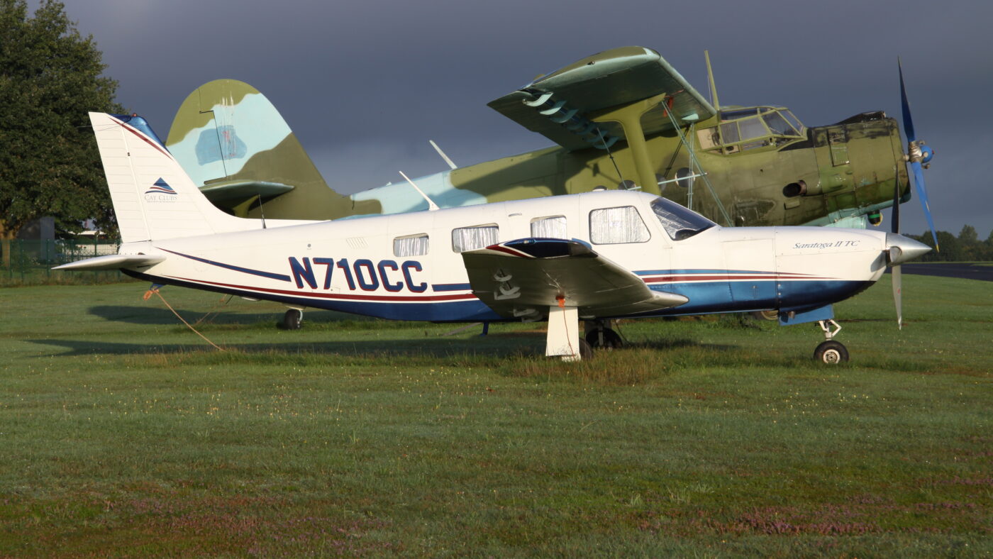 Das ist das original Flugzeug, mit dem Thomas Wagner von Bayern aus nach Innsbruck flog und von dort weiter nach Venedig. Ein Flug, den er auf dem Rückweg nicht überleben sollte. Aufgenommen hat es der Schweizer Fabian Zimmerli im Jahr 2011 am 120 Jahre alten Sportflugplatz Bonn Hangelar.