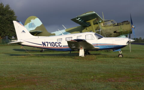 Das ist das original Flugzeug, mit dem Thomas Wagner von Bayern aus nach Innsbruck flog und von dort weiter nach Venedig. Ein Flug, den er auf dem Rückweg nicht überleben sollte. Aufgenommen hat es der Schweizer Fabian Zimmerli im Jahr 2011 am 120 Jahre alten Sportflugplatz Bonn Hangelar.