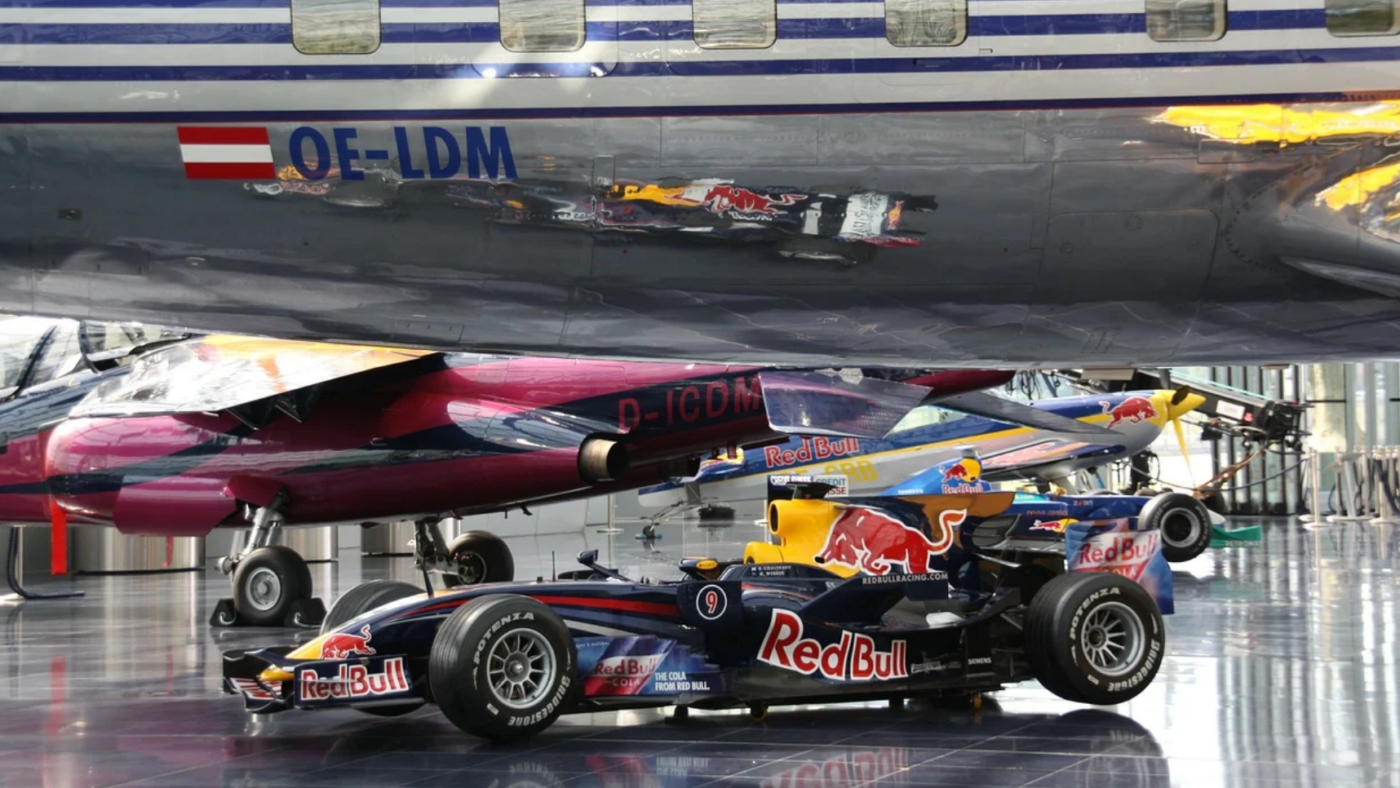 Der Red-Bull-Erbe hat den Werbeslogan Red Bull verleiht Flügel wohl etwas zu wörtlich genommen.