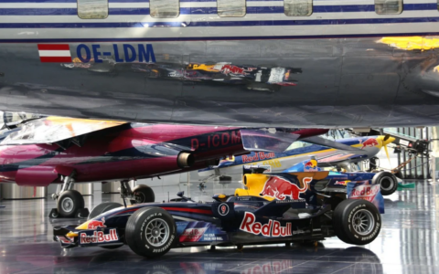 Der Red-Bull-Erbe hat den Werbeslogan Red Bull verleiht Flügel wohl etwas zu wörtlich genommen.