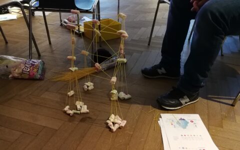 Mit obskuren Mitarbeiter-Tests versuchen einige Mittelständler herauszufinden, wie sie sich für die Zukunft besser aufstellen. Hier sollten im Jahr 2020 Mitarbeiter mit Spaghetti und Marshmallow in einem Schweizer Start-Up einen möglichst hohen Turm bauen. Wer nicht hoch genug hinauskam, wurde gefragt, ob man sich im Unternehmen noch wohl fühle. Absurdistan pur, wofür obendrein häufig von Personalabteilungen viel Geld ausgegeben wird. Denn für solche "Tests" holt man sich gerne externe BeraterInnen ins Haus.