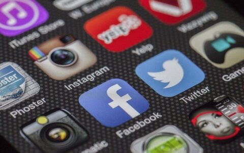 Gibt den sozialen Netzwerken, aber auch Suchmaschinen Freifahrtsscheine, die nicht mehr zeitgemäß sind: Der Communication Act in den USA macht es auch Europäern schwer, sich gegen Twitter, Fachebook, Google. Bing & Co zu wehren.