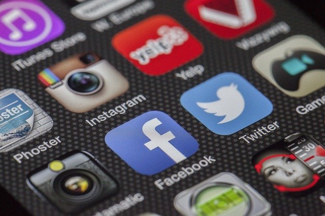Gibt den sozialen Netzwerken, aber auch Suchmaschinen Freifahrtsscheine, die nicht mehr zeitgemäß sind: Der Communication Act in den USA macht es auch Europäern schwer, sich gegen Twitter, Fachebook, Google. Bing & Co zu wehren.