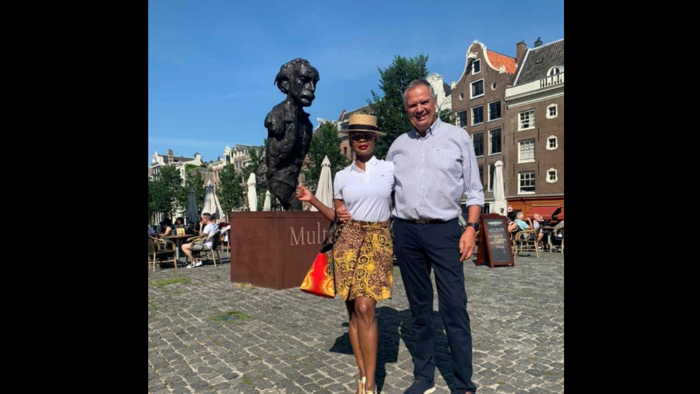 ‚Brasserie‘-Gründer Joep van Almenkerk auf einer seiner letzten Reisen im Sommer 2020 mit seiner Frau. Mode einkaufen für schöne Frauen war neben gutem Essen ein weiteres Hobby von ihm. (Foto: Facebook, Joep van Almenkerk).