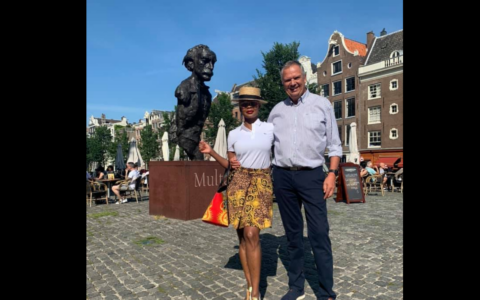 ‚Brasserie‘-Gründer Joep van Almenkerk auf einer seiner letzten Reisen im Sommer 2020 mit seiner Frau. Mode einkaufen für schöne Frauen war neben gutem Essen ein weiteres Hobby von ihm. (Foto: Facebook, Joep van Almenkerk).