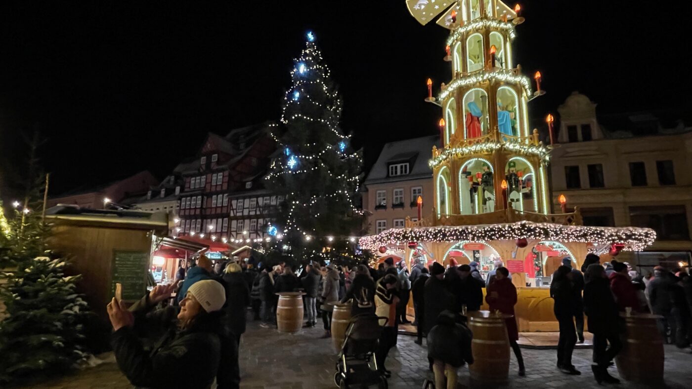 GEMA zerstört uns Weihnachten: Eine Pest, die die Freude erstickt. Unser Bild fängt die festliche Atmosphäre auf dem berühmten Weihnachtsmarkt im malerischen UNESCO-Kulturstädtchen Quedlinburg in Sachsen-Anhalt ein. Doch wie in der beeindruckenden mittelalterlichen Nachbarstadt Wernigerode bleibt auch auf dem berühmten Weihnachtsmarkt Quedlinburg die Weihnachtsmusik nahezu komplett aus.