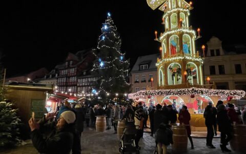GEMA zerstört uns Weihnachten: Eine Pest, die die Freude erstickt. Unser Bild fängt die festliche Atmosphäre auf dem berühmten Weihnachtsmarkt im malerischen UNESCO-Kulturstädtchen Quedlinburg in Sachsen-Anhalt ein. Doch wie in der beeindruckenden mittelalterlichen Nachbarstadt Wernigerode bleibt auch auf dem berühmten Weihnachtsmarkt Quedlinburg die Weihnachtsmusik nahezu komplett aus.