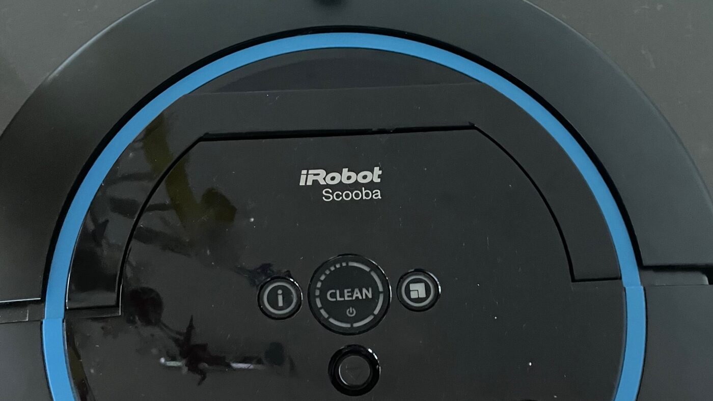 Der beste Wischroboter aller Zeiten, der iRobot Scooba 450 wurde schon vor zehn Jahren auf den Markt gebracht, leider aber wohl aus Margen-Gründen 2017 vom Markt genommen. Seitdem schmiert die Wischroboter-Branche in der Qualität leider ab, wenngleich der weltweite Gesamtumsatz steigt. Denn praktisch sind Haushaltsroboter allemal. Unser Bild zeigt den Scooba nach Entnahme des zweikammerigen Wassertanks: Die eine Hälfte für Frischwasser, die andere wo aufgesaugtes Schmutzwasser aufgenommen wird.