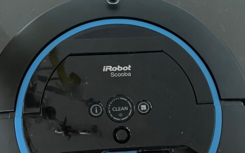 Der beste Wischroboter aller Zeiten, der iRobot Scooba 450 wurde schon vor zehn Jahren auf den Markt gebracht, leider aber wohl aus Margen-Gründen 2017 vom Markt genommen. Seitdem schmiert die Wischroboter-Branche in der Qualität leider ab, wenngleich der weltweite Gesamtumsatz steigt. Denn praktisch sind Haushaltsroboter allemal. Unser Bild zeigt den Scooba nach Entnahme des zweikammerigen Wassertanks: Die eine Hälfte für Frischwasser, die andere wo aufgesaugtes Schmutzwasser aufgenommen wird.