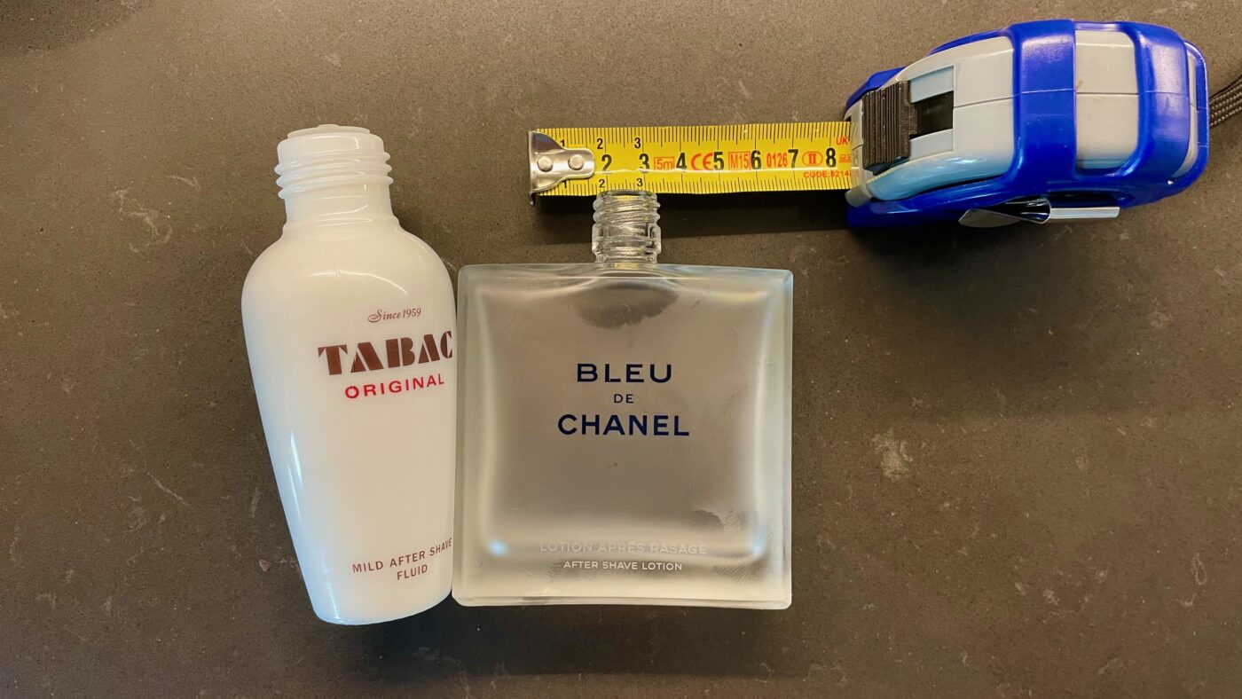 Umstrittenen Flaschenöffnung bei Bleu de Chanel After Shave – Ein Design, das zu übermäßigem Produktverbrauch und Kundenabzocke bei vorsätzlich höherem Ressourcenverbrauch führt. Damit schädigt Chanel vorsätzlich die Umwelt und agiert nicht nachhaltig.