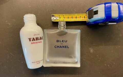 Umstrittenen Flaschenöffnung bei Bleu de Chanel After Shave – Ein Design, das zu übermäßigem Produktverbrauch und Kundenabzocke bei vorsätzlich höherem Ressourcenverbrauch führt. Damit schädigt Chanel vorsätzlich die Umwelt und agiert nicht nachhaltig.