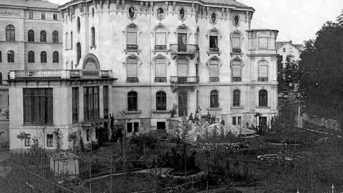 Wohnhaus Berta Wehnert-Beckmanns und fotografisches Atelier (linker Anbau), Foto von ihr selbst (1866). Das Foto stellt das Stadtgeschichtliche Museum Leipzig unter der Inventarnummer 6740 der öffentlichkeit im Rahmen der Creative Commons Lizenz kostenlos zur Verfügung. Das Foto soll angeblich 1866 von der Fotografin selbst aufgenommen worden sein.