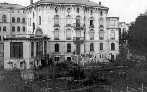 Wohnhaus Berta Wehnert-Beckmanns und fotografisches Atelier (linker Anbau), Foto von ihr selbst (1866). Das Foto stellt das Stadtgeschichtliche Museum Leipzig unter der Inventarnummer 6740 der öffentlichkeit im Rahmen der Creative Commons Lizenz kostenlos zur Verfügung. Das Foto soll angeblich 1866 von der Fotografin selbst aufgenommen worden sein.