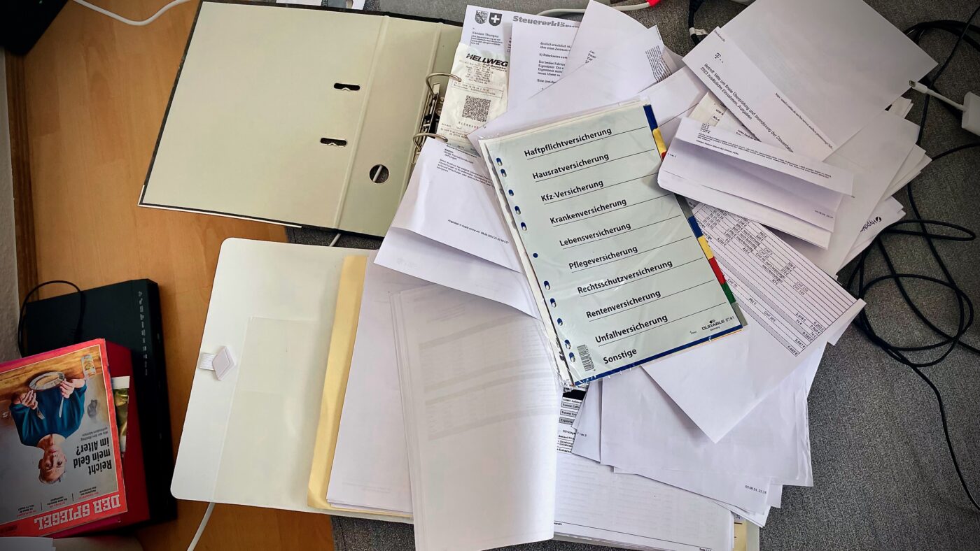 Viele Berufspendler und Führungskräfte streben im Job nach Perfektion, doch bei begrenzten 24 Stunden am Tag wird die private Steuerablage oft aus Zeitmangel aufgeschoben oder vernachlässigt. Mit praktischen, vorgefertigten Ablagesystemen muss das jedoch nicht sein. (Bild: NETZ-TRENDS).