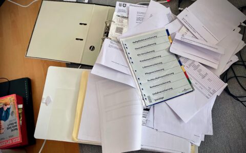 Viele Berufspendler und Führungskräfte streben im Job nach Perfektion, doch bei begrenzten 24 Stunden am Tag wird die private Steuerablage oft aus Zeitmangel aufgeschoben oder vernachlässigt. Mit praktischen, vorgefertigten Ablagesystemen muss das jedoch nicht sein. (Bild: NETZ-TRENDS).
