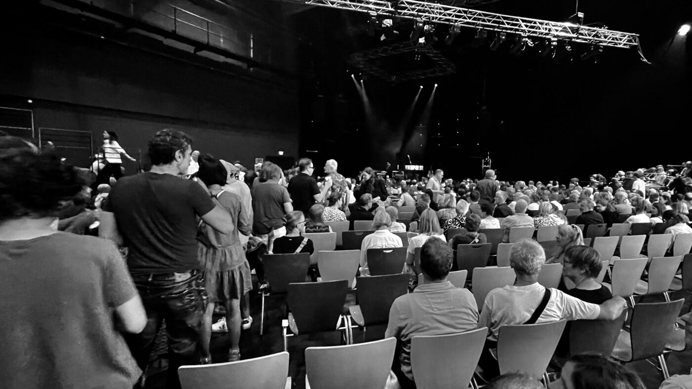 Ach, Deutschland. Wo geht die Reise hin? Hier eine Kulturveranstaltung vom Juli 2024 in Karlsruhe.