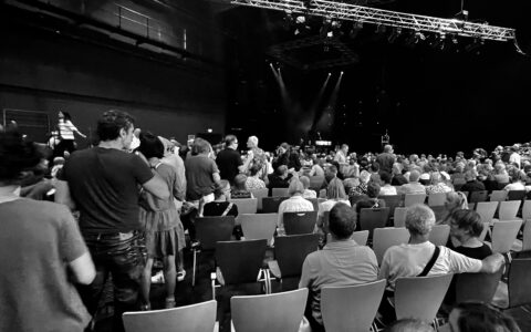 Ach, Deutschland. Wo geht die Reise hin? Hier eine Kulturveranstaltung vom Juli 2024 in Karlsruhe.