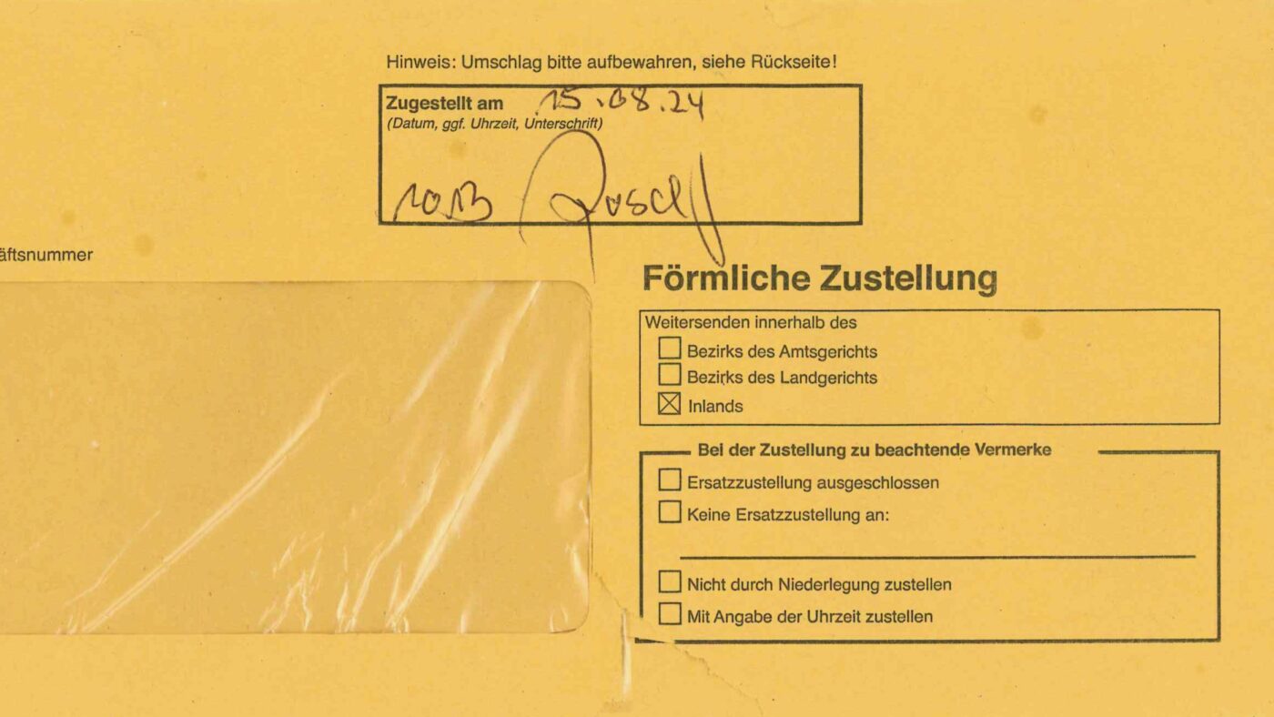 In der Schweiz sind Bußgeldbescheide zwar hoch, aber vorhersehbar – man weiß, worauf man sich einlässt. Deutschland hingegen entwickelt sich zunehmend zum Land der Bußgeldfallen, wo an jeder Ecke völlig überzogen abkassiert wird oder gar gleich zusätzlich der Führerschein eingezogen wird. Ausländer aus reichen Ländern wie der Schweiz sind scheinbar beliebte Opfer.