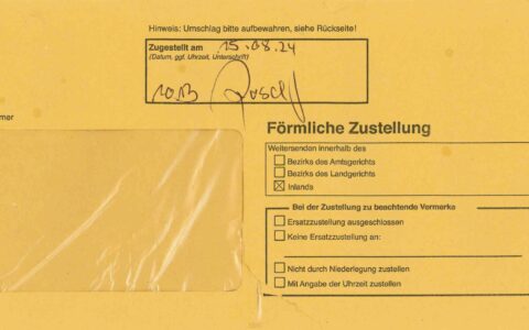 In der Schweiz sind Bußgeldbescheide zwar hoch, aber vorhersehbar – man weiß, worauf man sich einlässt. Deutschland hingegen entwickelt sich zunehmend zum Land der Bußgeldfallen, wo an jeder Ecke völlig überzogen abkassiert wird oder gar gleich zusätzlich der Führerschein eingezogen wird. Ausländer aus reichen Ländern wie der Schweiz sind scheinbar beliebte Opfer.