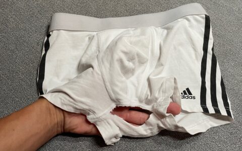 Adidas „Mens Bottoms“ nach nur sechs Monaten: Aufgeplatzte Nähte und mangelhafte Verarbeitungsqualität bei einer Unterhose, die über 20 Euro kostete.