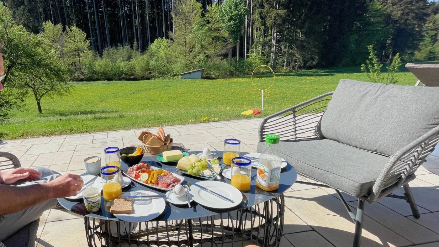 Viele Bauern versuchen auch in Deutschland zum Beispiel durch Vermietung und Verpachtung oder den Umstieg in das Ferienhaus-Geschäft ihre seit Jahrhunderten selbständige Existenz auch für die Zukunft zu sichern. Hier ein solches Ferienhaus bei Schliersee. Foto: NETZ-TRENDS